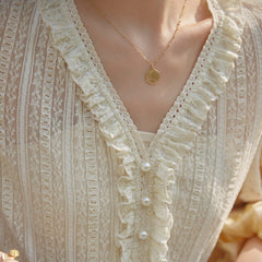 French short-sleeved lace pearl button V-neck shirt - MEIMMEIM(メイムメイム)
